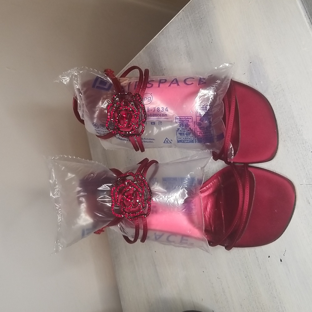 Stuart Weitzman Rambling Rose Ruby Satin heels SZ 8. 5 M